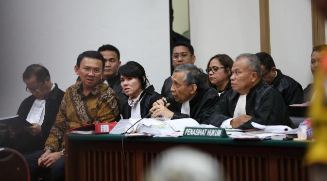 Terdakwa Basuki Tjahaja Purnama atau Ahok mendengarkan keterangan saksi ahli dalam sidang lanjutan di Auditorium Kementan, Jakarta, Selasa (21/2). JPU menghadirkan empat saksi ahli dalam sidang ke sebelas hari ini. (Liputan6.com/Yuniadhi Agung/Pool)