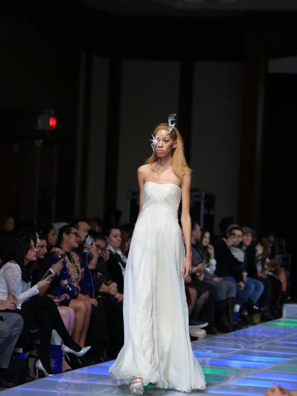 Desainer Mety Choa dengan labelnya bernama Maison Met berpartisipasi di ajang New York Couture Fashion Week 2017 dengan tema Blanc.