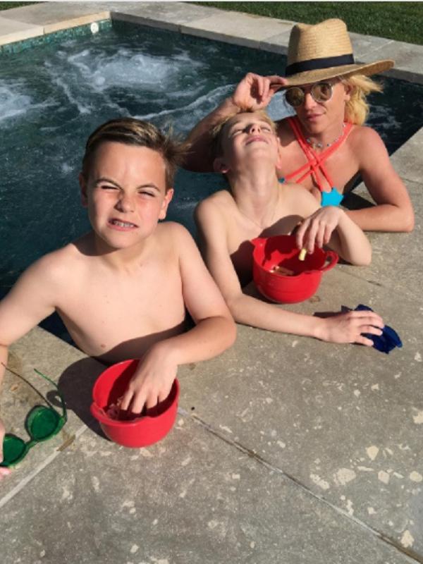 Britney Spears berlibur bersama kekasih dan anak-anaknya di villa mewah di Malibu. (Instagram/britneyspears)