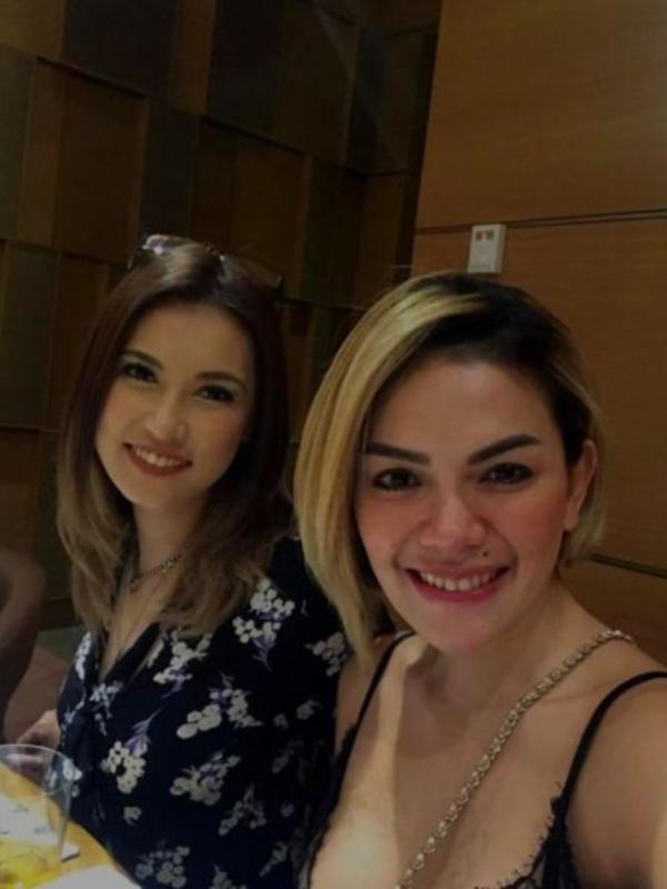 Nikita Mirzani dan Maria Ozawa saat bertemu di Filipina. (Instagram - @nikitamirzanimawardi_17)