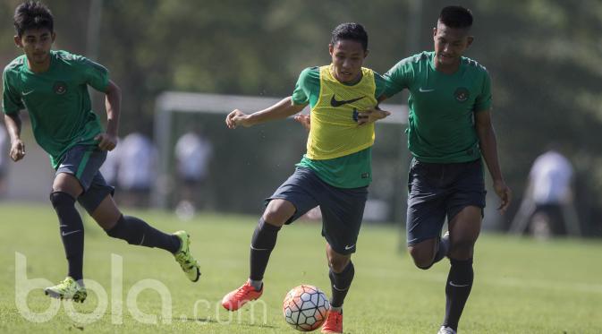Gelandang Bhayangkara FC, Evan Dimas, menggiring bola saat mengikuti seleksi Timnas Indonesia U-22 di Lapangan SPH Karawaci, Banten, Rabu (22/2/2017). (Bola.com/Vitalis Yogi Trisna)