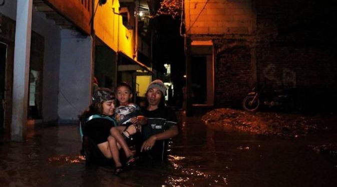 Jane Shalimar bantu evakuasi korban banjir di kawasan Kebon Baru, Tebet, Jakarta Selatan.
