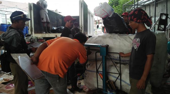 Bank sampah Makassar menampung setidaknya enam ton sampah kardus, dua ton sampah plastik dan satu ton sampah logam. (Liputan6.com/Eka Hakim)