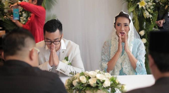 Dennis Adhiswara dan Vina usai akad nikah. (Instagram @vina00)
