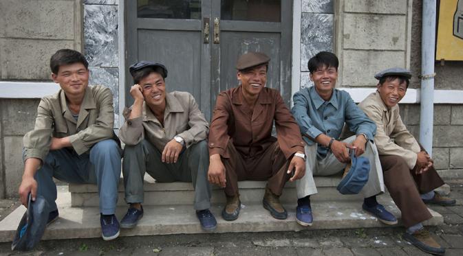Para aktor di Korea Utara di depan Pyongyang Film Studio. (Via: boredpanda.com)