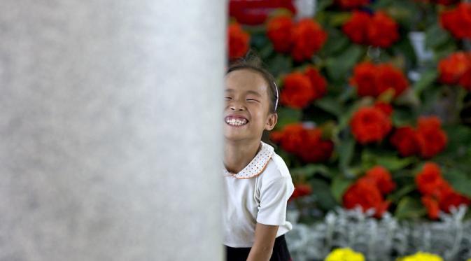 Gadis kecil di The International Kimilsungia And Kimjongilia Festival, Pyongyang. (Via: boredpanda.com)