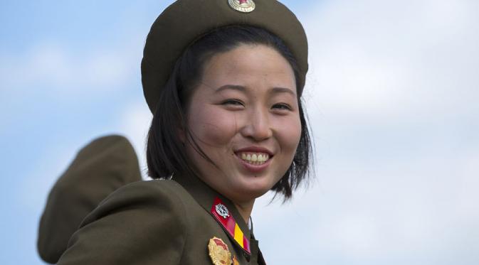 Tentara perempuan di Tower Of The Juche Idea, Pyongyang. (Via: boredpanda.com)