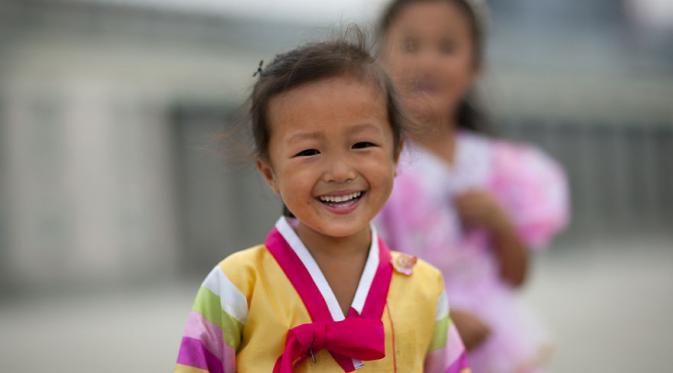 Gadis kecil pakai pakaian tradisional Korea Utara. (Via: boredpanda.com)