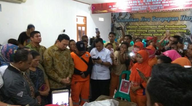 Ahok melayat ke kediaman petugas kebersihan atau pasukan oranye  yang meninggal dunia saat menangani banjir Jakarta (Liputan6.com/Harun)