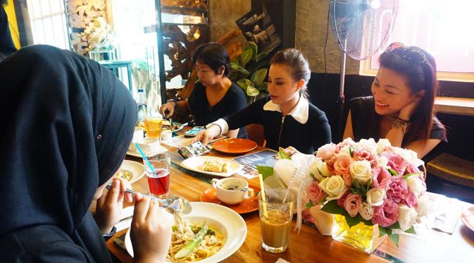 Rossa makan bersama penggemarnya di Singapura. (Syaiful Bahri/bintang.com)