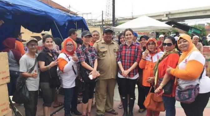 Cathy Sharon menemui korban banjir Cipinang Melayu (Instagram)