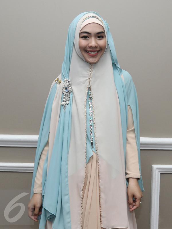 Oki Setiana Dewi saat mengisi acara di kawasan Mahakam, Kebayoran Baru, Jakarta, Rabu (22/2). Oki mengenakan hijab perpaduan warna biru dan putih. (Liputan6.com/Herman Zakharia)
