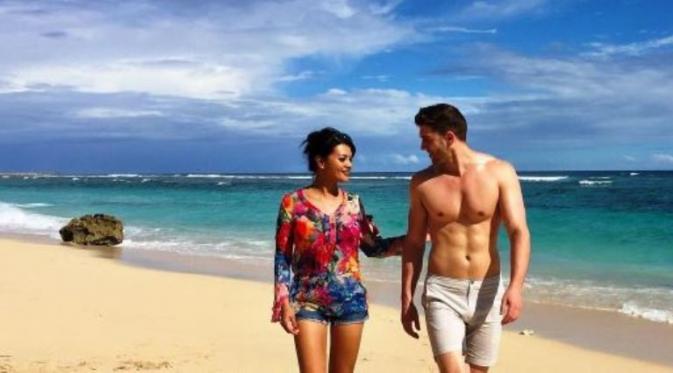 Farah Quinn berlibur bersama sang kekasih di Pulau Bali. [foto: instagram/farahquinnofficial]