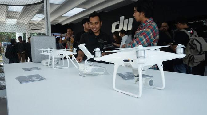Sejumlah rekan media dan tamu undangan tengah asyik melihat dan menjajal drone di toko DJI yang berlokasi di Mall Alam Sutera, Tangerang Selatan. Liputan6.com/Agustin Setyo Wardani
