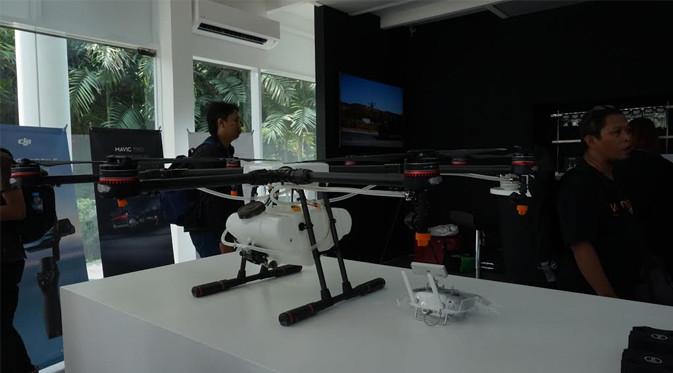 Sebuah drone dipajang di toko DJI yang berlokasi di Mall Alam Sutera, Tangerang Selatan. Liputan6.com/Agustin Setyo Wardani