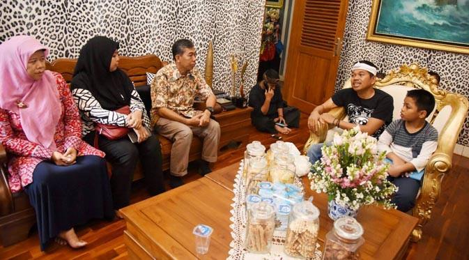Keluarga almarhumah Indra Kusumawati mendatangi rumah dinas Bupati Purwakarta Dedi Mulyadi.
