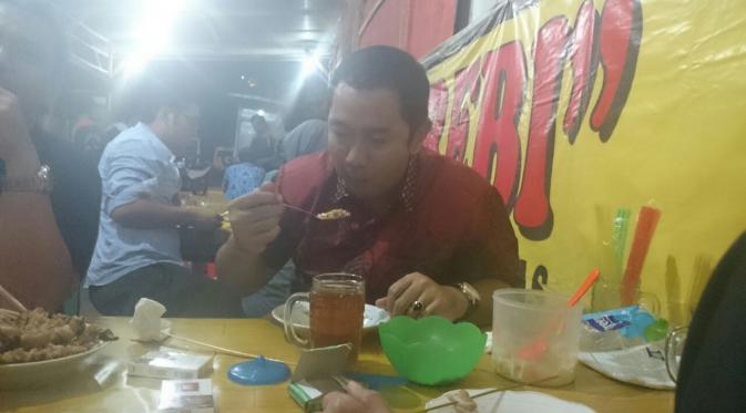Wali Kota Semarang kelihatan sangat menikmati nasi kucing berlauk teri dengan sambal di sebuah warung nasi kucing atau angkringan. (foto : Liputan6.com / edhie prayitno ige)