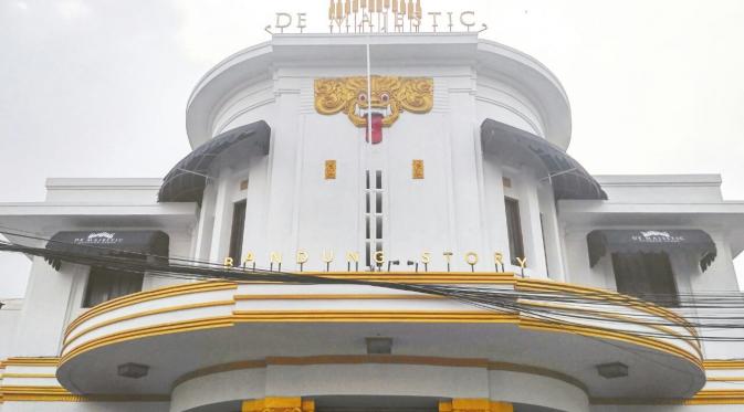 Gedung De Majestic yang berada di Jalan Braga Bandung sempat menjadi Broadway-nya Bandung pada awal pendiriannya. (Liputan6.com/Aditya Prakasa)