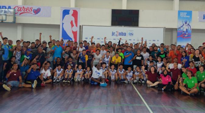 Peserta Coaches Clinic dan Cluster Clinics Jr NBA Indonesia 2017 berfoto bersama Christopher Sumner. (Liputan6.com/Thomas)