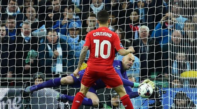 Kiper Manchester City Willy Caballero mementahkan penalti gelandang Liverpool Philippe Coutinho pada final Piala Liga Inggris 2016. (Sky Sports)
