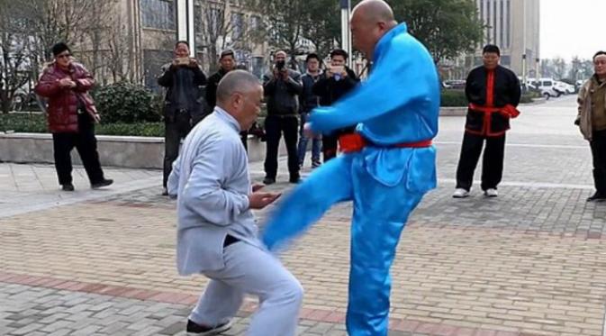 Wei Yaobin, mahaguru Kung Fu dengan kemampuan menahan hantaman pada selangkangan. (Sumber nextshark.com)