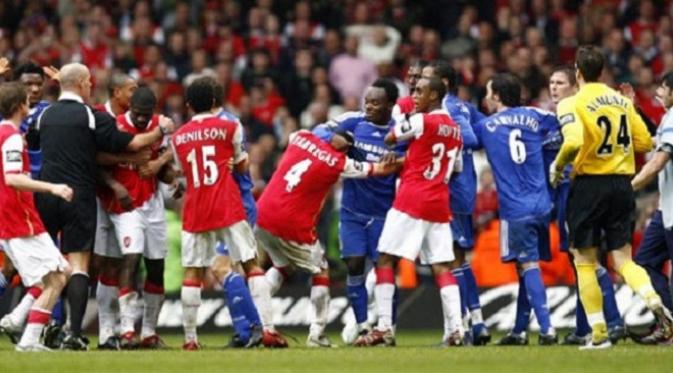 Pemain Arsenal dan Chelsea bersitegang pada final Piala Liga Inggris 2007. (Rediff)