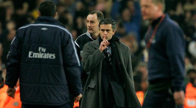 Pelatih Chelsea menyindir pendukung Liverpool pada final Piala Liga Inggris 2005. (Dream Team FC)