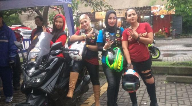 Ammy ladies biker Yamaha NMax berpose dengan teman-temannya di acara Maxi Yamaha Day Miko Mall, Cikopo, Bandung, Jawa Barat.