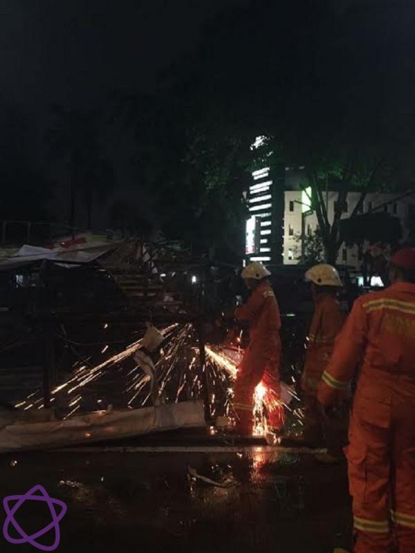 Dua baliho roboh di Jalan Letjen Supratman Slipi Jakarta Barat | foto : Bintang.com/Fathan Rangkuti