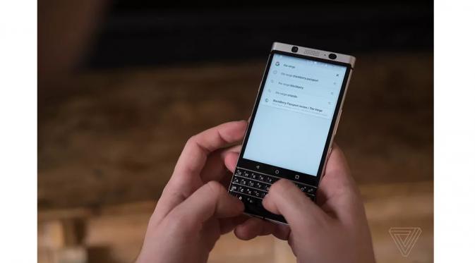 BlackBerry meluncurkan BlackBerry KeyOne di MWC 2017 yang dibanderol Rp 7 jutaan (Sumber: The Verge)