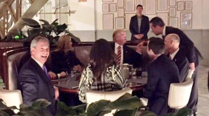 Donald Trump makan malam di hotelnya sendiri di Trump International Hotel (Twitter/Nigel Farage)