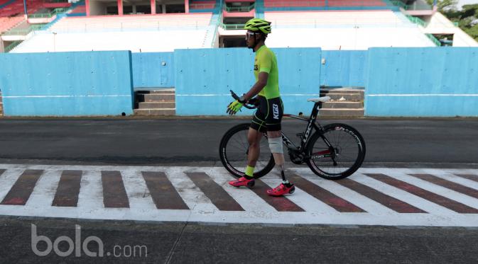 Pebalap sepeda Indonesia, Muhammad Fadli. (Bola.com/Nicklas Hanoatubun)