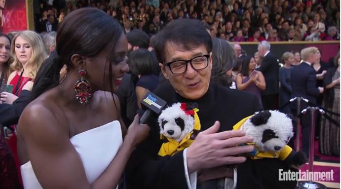 Jackie Chan membawa dua boneka panda ke Oscar 2017 (People)