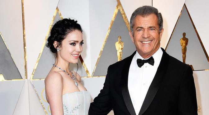 Mel Gibson gandeng kekasihnya yang baru melahirkan ke acara Oscar 2017 (Foto: People.com)