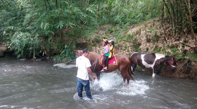 Terdapat enam paket wisata berkuda susur sungai yang ditawarkan Bale Kuda Stable. Foto: Yanuar H/ Liputan6.com.