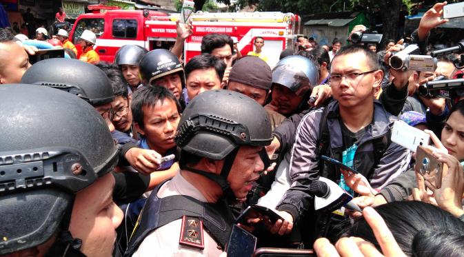 Kapolda Jabar Irjen Anton Charliyan datangi lokasi ledakan bom Bandung (Aditya Prakasa/Liputan6.com)