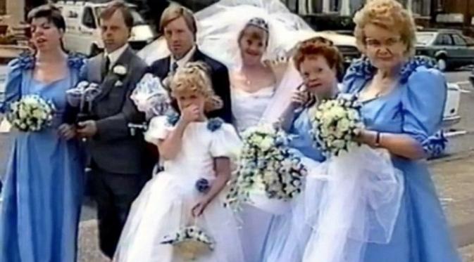 Tommy, Maryanne bersama bridesmaid dan groomsmen mereka di hari pernikahan. (Foto: dailymail.co.uk)