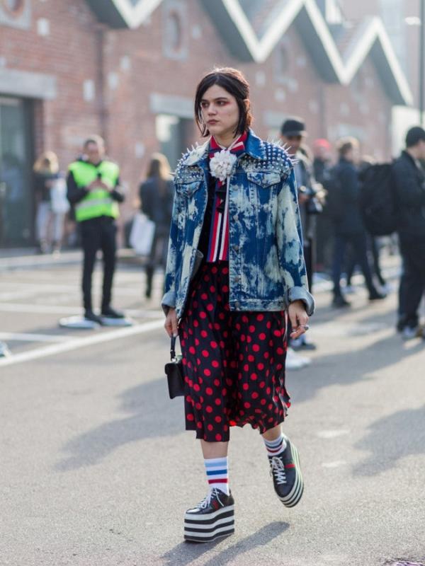 Gaya Street Style yang Unik di Milan Fashion Week 2017 (Foto: whowhatwear)