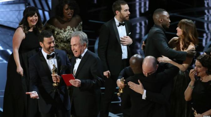 Momen ketika salah sebut pemenang Film Terbaik di Piala Oscar 2017 (89th Academy Awards). (voanews.com)