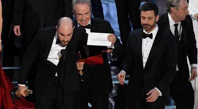 Aksi salah sebut pemenang kategori Best Picture di Oscar 2017. (AFP/Bintang.com)