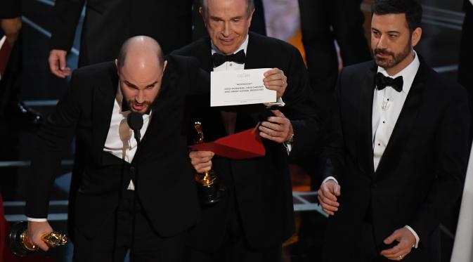 Produser La La Land Jordan Horowitz menyebut pemenang film terbaik Oscar 2017 jatuh pada film Moonlight di Hollywood, California, AS (26/2). Warren Beatty yang membacakan peraih penghargaan untuk kategori itu salah mengumumkan pemenang. (AFP/Mark Ralston)