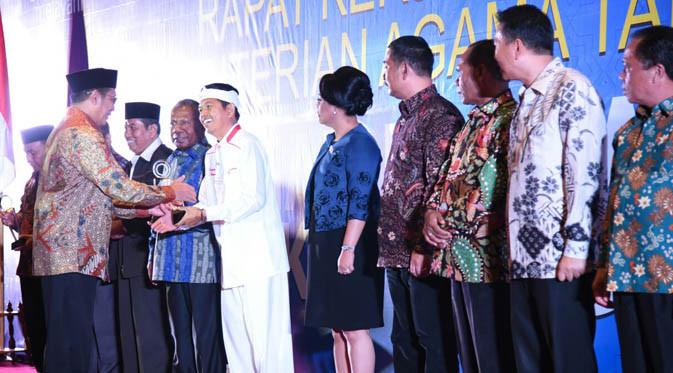 Bupati Purwakarta Dedi Mulyadi menerima penghargaan Harmony Award dari 