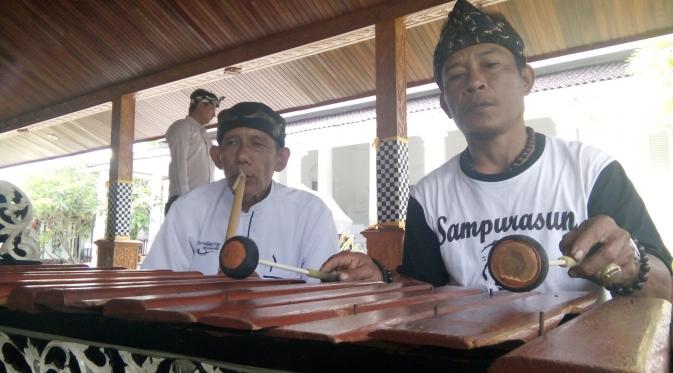 Gamelan Sunda itu memberikan efek menenangkan kepada para pegawai Pemkab Purwakarta. (Liputan6.com/Abramena)