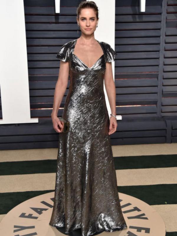 Amanda Peet dalam balutan gaun Michael Kors saat menghadiri acara Oscar 2017.