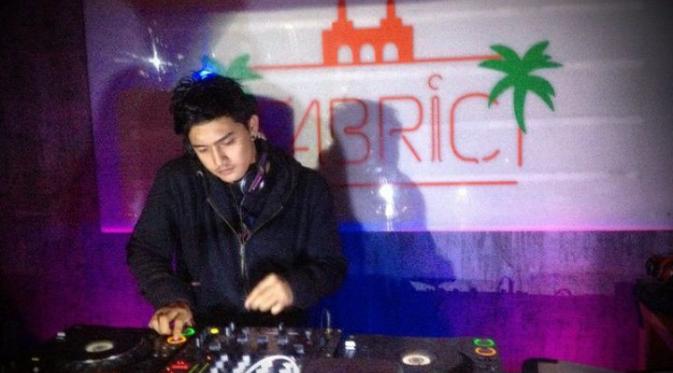 DJ Virgi Marda saat perform di salah satu diskotik (Liputan6.com/Nefri Inge)