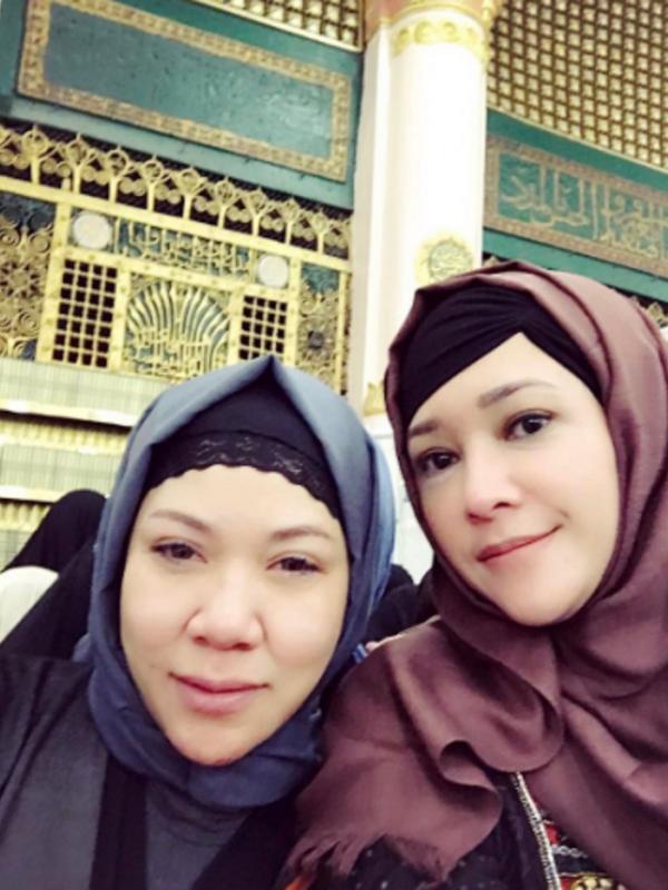 Maia Estianty menangis di Madinah. (Instagram/maiaestiantyreal)