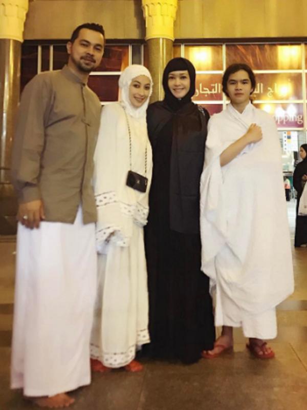 Maia Estianty bertemu Sultan Djorgi dan Annisa Trihapsari saat umrah. (Instagram/maiaestiantyreal)