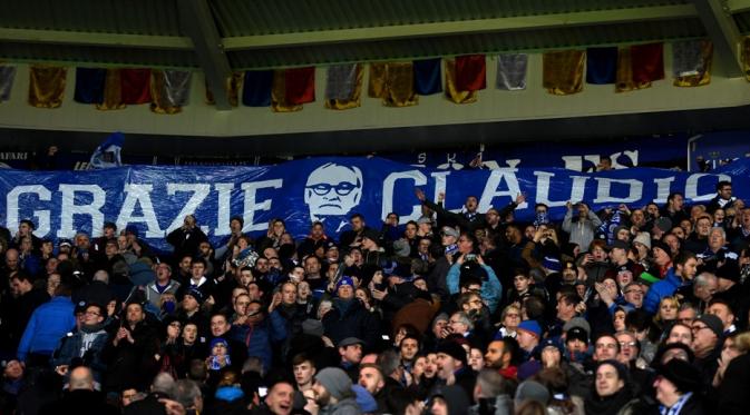 Suporter Leicester City membentangkan spanduk untuk berterima kasih kepada Claudio Ranieri dalam pertandingan melawan Liverpool, di King Power Stadium, Selasa (28/2/2017) dini hari WIB. (The Telegraph). 