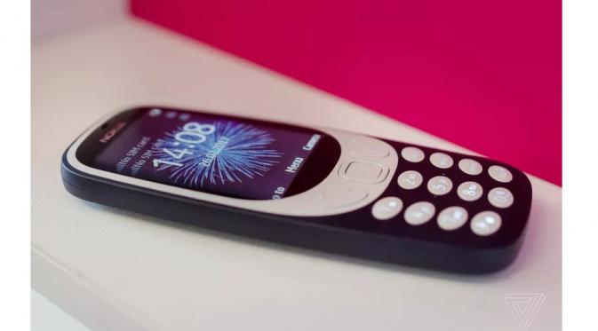 Sisi samping Nokia 3310 terbaru (Sumber: The Verge)