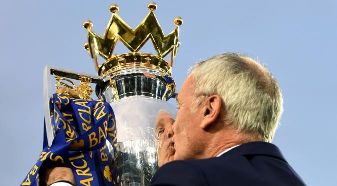 Claudio Ranieri saat mencium trofi Premier League setelah mengantarkan Leicester City juara pada musim 2015-2016. (Daily Mail).